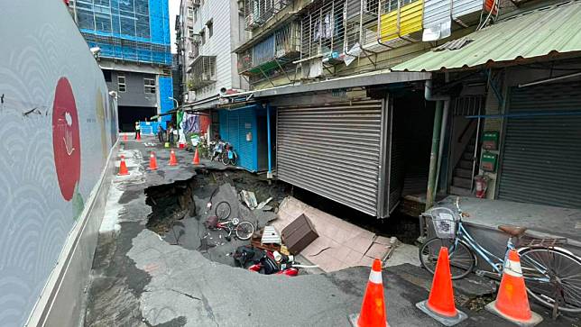台北市信義區工地旁地基塌陷，民宅懸空。讀者提供