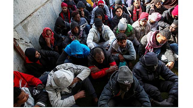 2023年4月25日，地中海一艘難民船翻覆後，大批難民被利比亞海巡人員救起。路透社資料照片