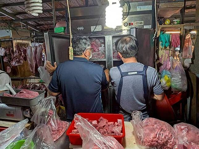 高雄燕巢區市場出現老鼠啃食豬頭，引起衛生局重視。圖為衛生局稽查鳳山市場。 圖：高市府衛生局／提供