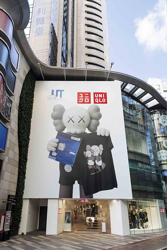 UNIQLO香港銅鑼灣利舞臺旗艦店的外牆已換上以KAWS藝術元素為主題的裝飾。
