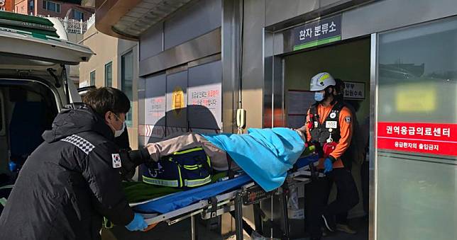 跑道機腹滑行撞擊圍牆爆炸「至少62死」　濟州航空黑白官網致歉