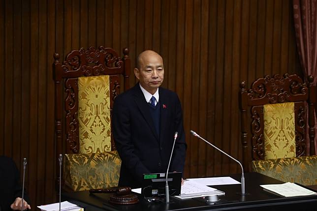 韓國瑜在質詢時因立委未到快速唱名後宣布休息，引發綠委不滿。（王侑聖攝）