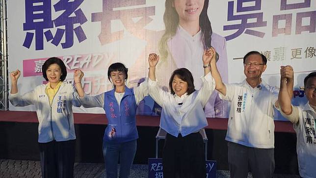無黨籍朴子市長吳品叡（左2）5日晚間宣布投入嘉義 縣長選舉，國民黨立委王育敏（左1）、嘉義市長黃 敏惠（右2）、民眾黨嘉義市長參選人張啓楷（右1） 同台力挺。 中央社記者姜宜菁攝　115年7月5日