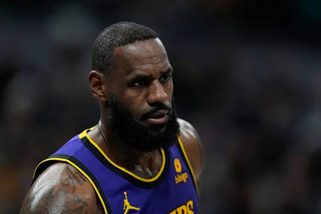 《The Athletic》知名記者Shams Charania，近期在節目上爆料，「詹皇」LeBron James的經紀人Rich Paul透露，詹皇現在就像一架「正在降落的飛機」，預計再打1-2年就會退休