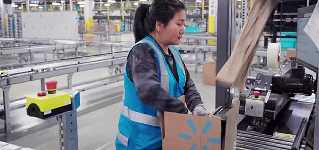 沃爾把員工正在包裝一筆一筆的訂單。圖片來源：取自 Walmart Marketplace。