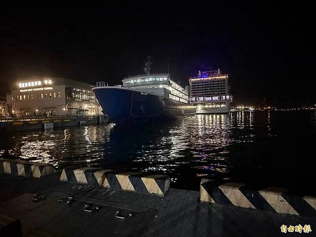 巴威颱風攪局，造成新台馬輪(前)、地中海郵輪榮耀號(後)同時停靠西岸碼頭，將近6000位旅客擠在旅客大廳格外擁擠。(記者俞肇福攝)