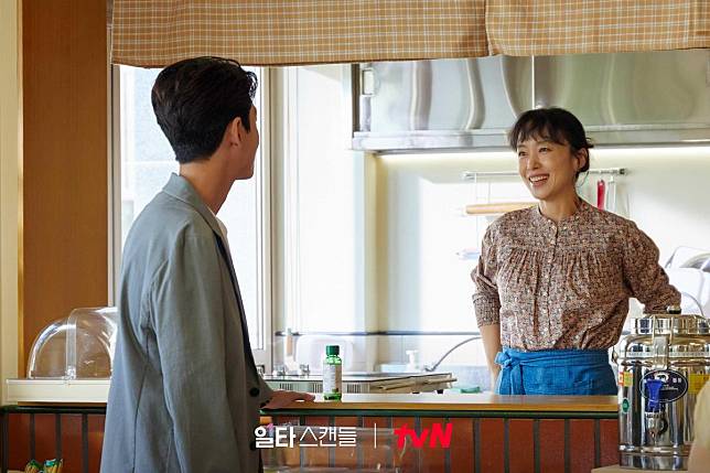 全道嬿（右）飾演經營便當店的學生家長，因故與鄭敬淏有了交集。（翻攝自tvN）