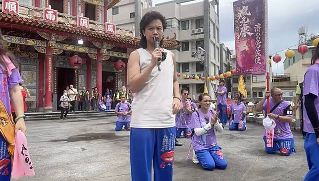 自稱東方紫微聖人與濟顛禪師的台東玄濟宮主事者鄔馨茹，在赴屏東遶境活動中接受大批信眾跪拜的直播畫面截圖。該宮廟近日因防彈盾牌護衛、外星人紫衣與圤智雨批評而引發網路論戰。