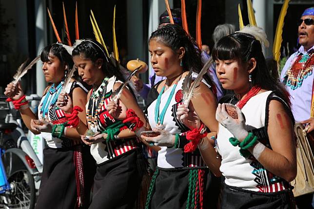 People participate in the 3rd Annual National Indigenous Peoples of the Americas Parade in New York, the United States, on Oct. 19, 2024. (Xinhua/Liu Yanan)