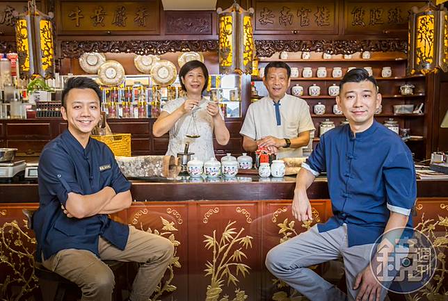 吳瀛洲夫妻（中2、3）39年前在新莊巷弄內開傳統中藥行，兒子吳孟龍（左1）與吳孟宸（右1）接手後開分店到觀光景點與百貨內，成功轉型開創中藥行新生機。