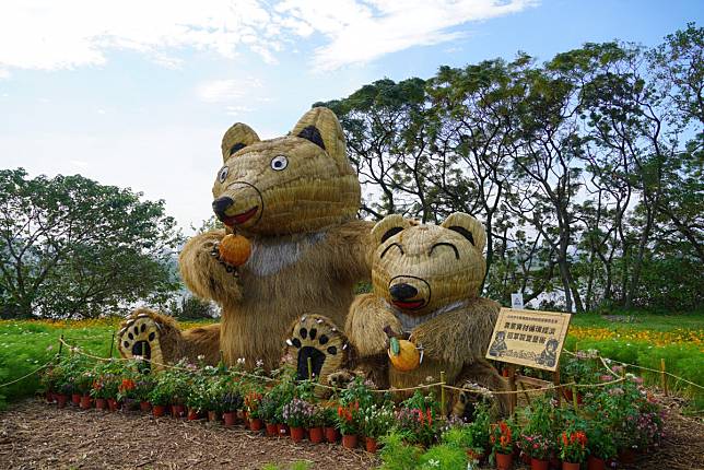 「竹澗熊蹤」展區內最大亮點–4米高的稻草藝術熊（圖／台北市工務局提供）