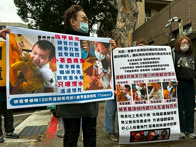 聲援民眾拿著剴剴的受虐照片，心痛大喊「唯一死刑」。侯柏青攝