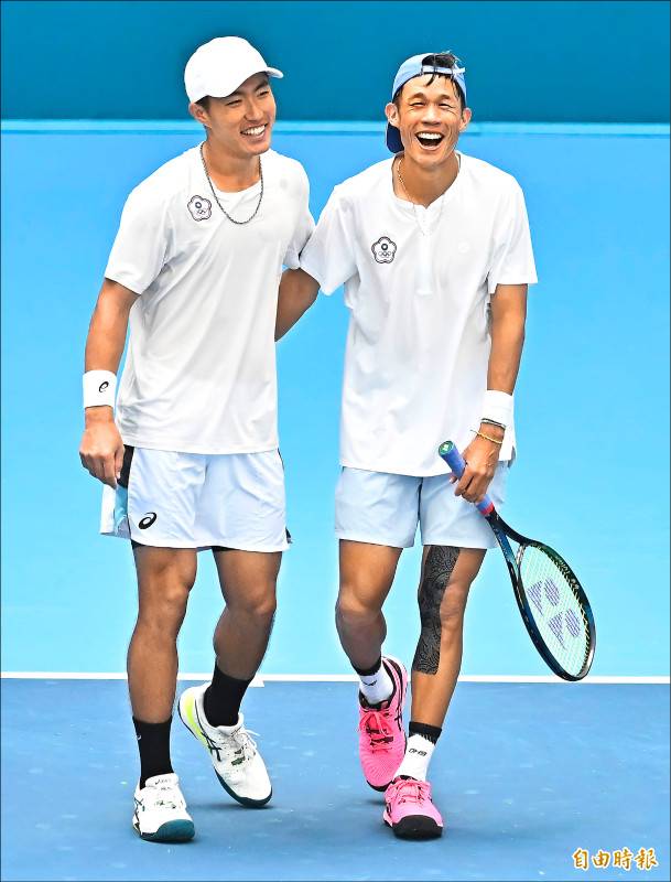 許育修(左)與莊吉生勇奪我國網球男雙亞運首金。(特派記者陳志曲攝)