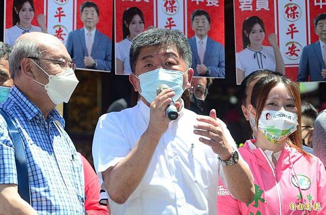 民進黨台北市長參選人陳時中21日上午到大龍峒保安宮參香祈福。(記者王藝菘攝)