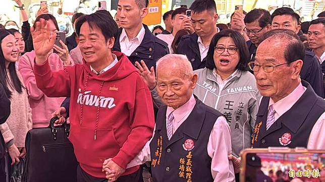 總統府國策顧問、嘉義城隍廟榮譽董事長賴永川(中)今年春節時與總統賴清德(左)一同發福袋。(資料照，記者蔡宗勳攝)