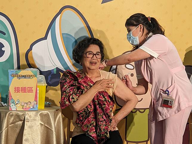 衛福部疾管署表示，防疫大使王滿嬌去年9月受邀擔任防疫大使並接種XBB疫苗第一劑，今天(9日)她也出席疾管署記者會，挽起袖子示範接種XBB疫苗第2劑。(陳念宜 攝)