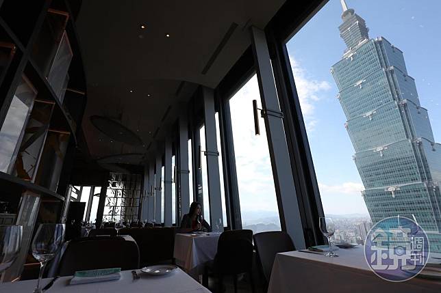 亞洲首家「Smith & Wollensky」進駐「微風南山」高樓層，能近距離欣賞台北101。