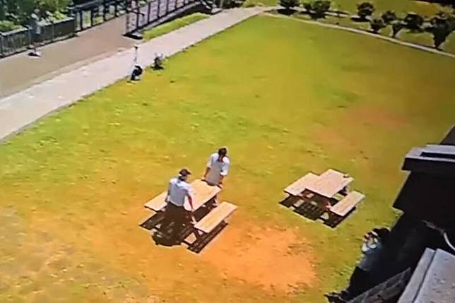 陽明山擎天崗「野戰」直播風波延燒多日，陽管處今出手搬走當事戀人桌椅。(擷取自Threads)