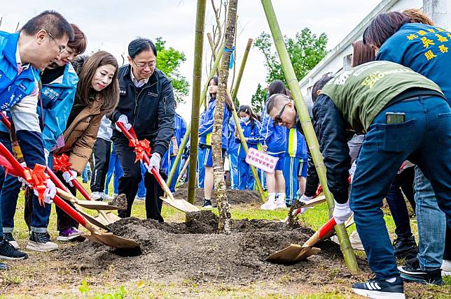 悅新建設捐贈一百二十八株櫻花樹，桃園市長張善政感謝為桃園城市增添色彩。（新聞處提供）