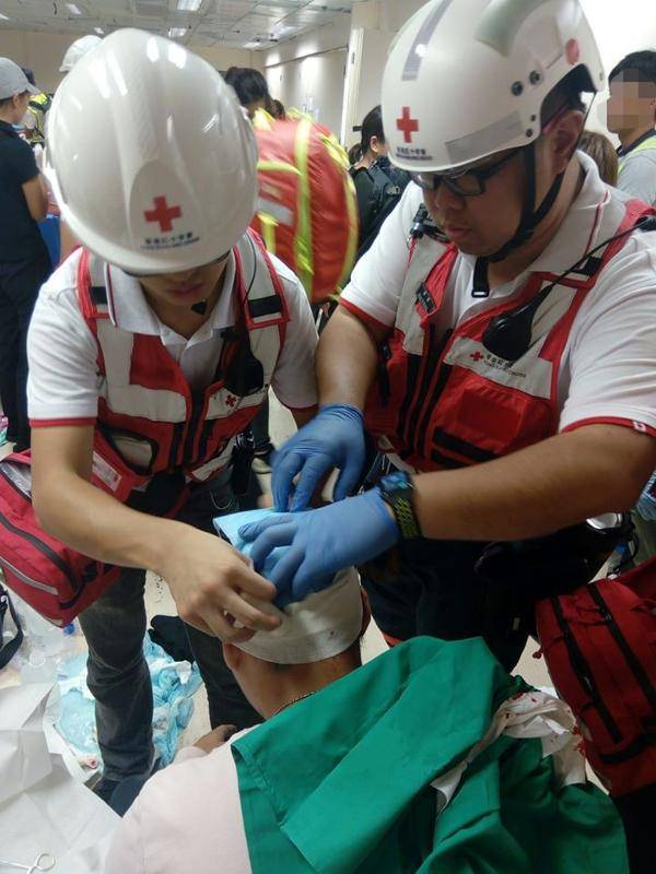 紅十字會人員為理大內的傷者進行急救包紮(紅十字會facebook)