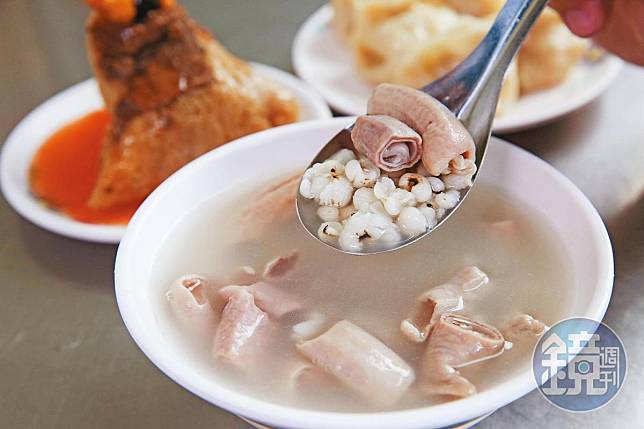 阿桐阿寶的招牌四神湯，每天使用屏東屠宰場直送的新鮮豬腸，提供顧客加湯喝到飽服務。（60元／碗）