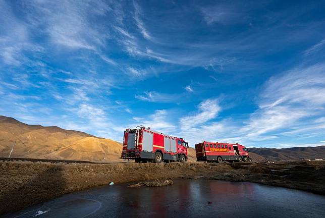 A shower truck &reg; sent by Xizang fire brigade that could allow residents to take warm showers is pictured in Chamco Township, Dingri County in Xigaze, southwest China's Xizang Autonomous Region, Jan. 15, 2025. (Xinhua/Tenzin Nyida)