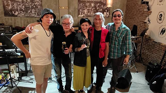 資深音樂人潘源良(右二)、Rita(中)夫妻檔，與徐永賢(左二)、David Ma(右一)、阿剛(左一)，共同在台北「REV-NOW」Live Music House演出。(陳國維 攝)