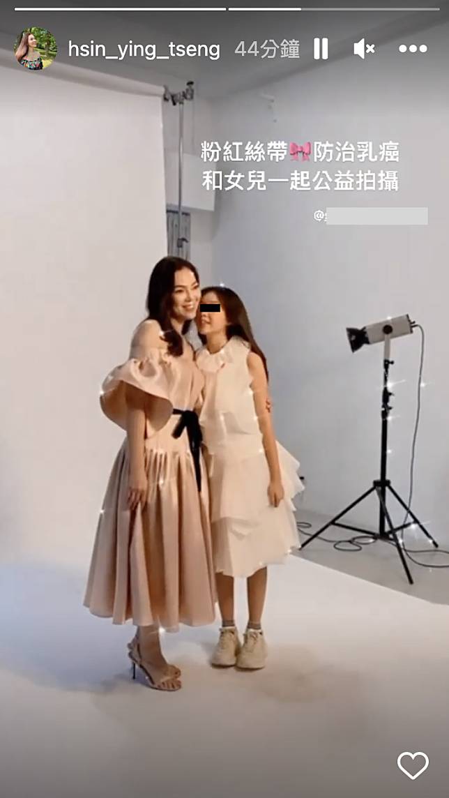 曾馨瑩今年帶著女兒妞妞一起為乳癌防治做公益。（翻攝曾馨瑩IG）