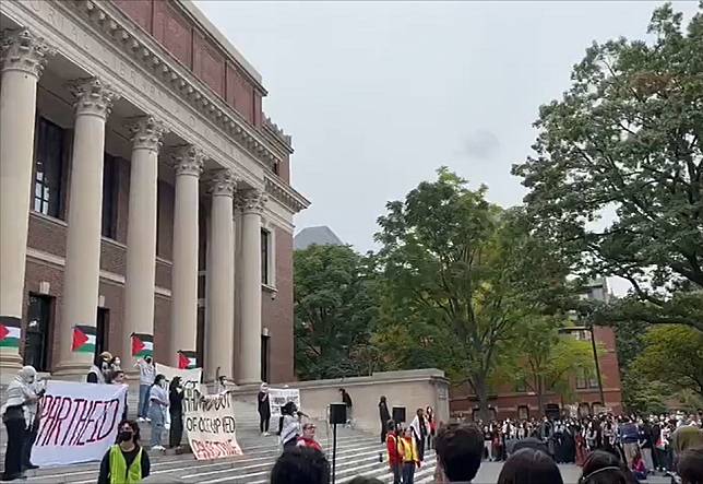 美國波士頓大學、哈佛大學的學生聲援巴勒斯坦。(圖擷自X平台)