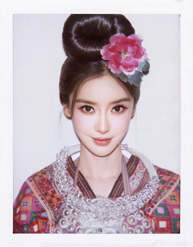Angelababy獲日網友票選最美女星第4名，網友稱她俐落眉毛、大眼睛與上揚嘴角，細節完美無瑕。翻攝微博＠Angelababy