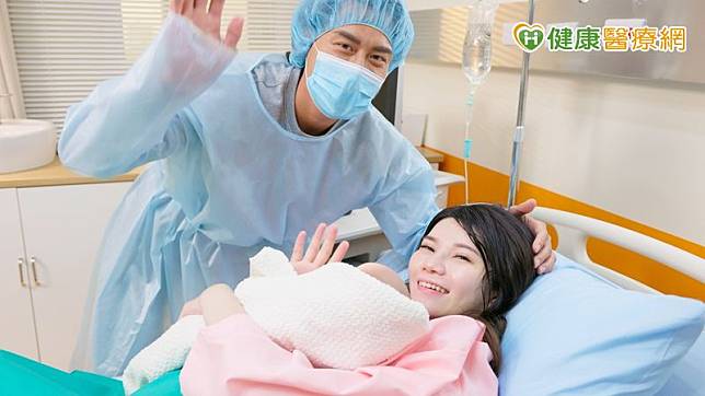 為了減輕新手爸媽的焦慮，亞東醫院特別為準父母量身打造了產前暖身課程-「生產體驗營」。