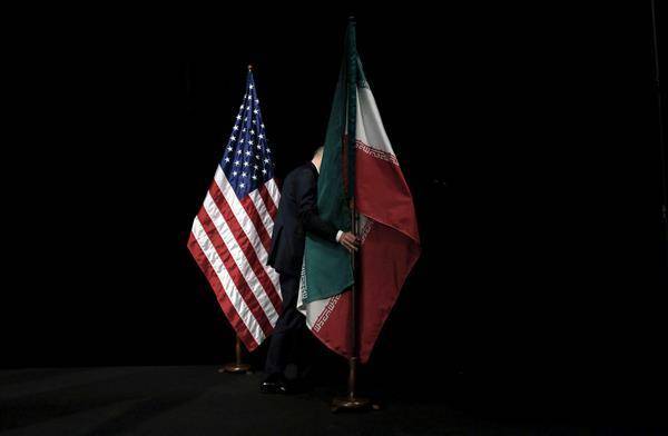 美國與伊朗正在協商恢復核協議談判，圖為2015年7月在奧地利舉行核協議談判現場的美國與伊朗國旗。路透社