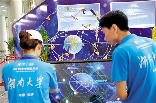 中國湖南省長沙市廿三日在一場慶祝國慶日的展覽會上展出北斗衛星導航系統模型。(路透)