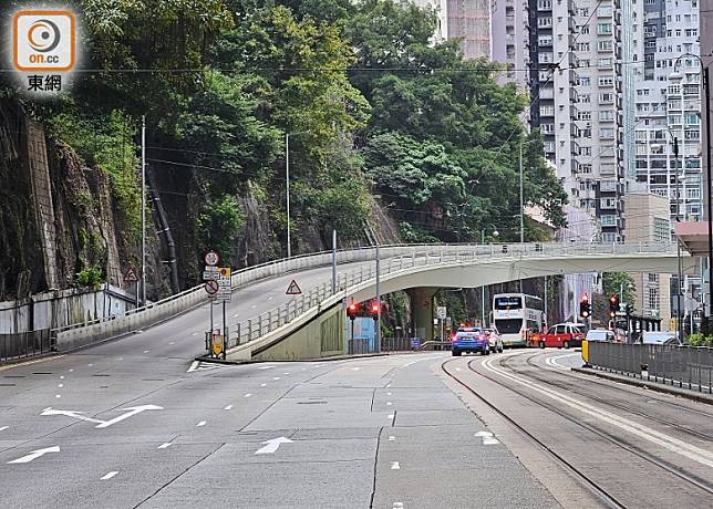 清風街天橋一度全線封閉。(馬竟峯攝)