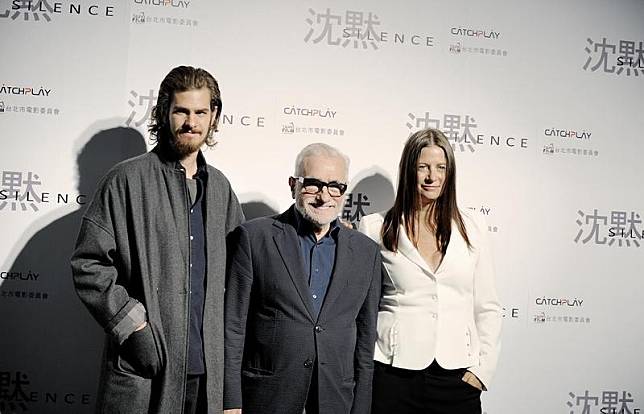 安德魯加菲爾（左起）、導演馬丁史科西斯、製片艾瑪寇斯柯芙，一起出席《沉默》殺青記者會。（台北市影委會提供）