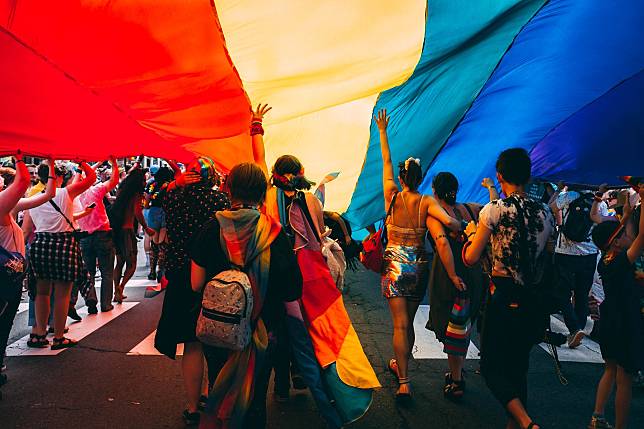 巴西LGBTQ遊行，呼籲民眾在總統大選中，驕傲投票， LGBTQ示意圖。 (Mercedes Mehling/Unsplash)