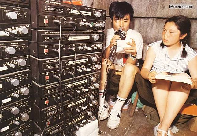 在躲避追捕期間，收聽台灣中央電台等境外廣播成為作者獲取外界信息的重要管道。圖為八九學運期間，設在烈士紀念碑下的「學運之聲」廣播站。(1989.5.24/六四檔案)