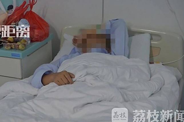A bus driver in east China needed hospital treatment after being attacked by an angry passenger. Photo: Jiangsu TV