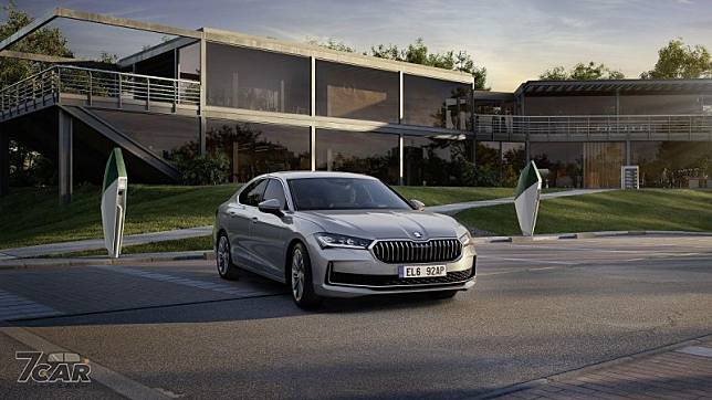 續航里程超過 120 公里　全新 Skoda Superb 房車新增 PHEV 動力