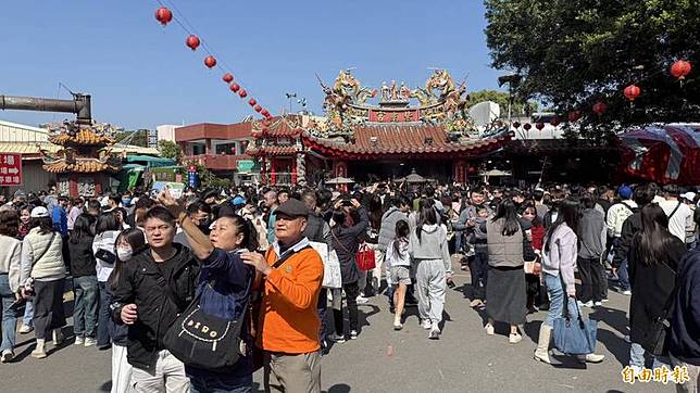 南投紫南宮大年初一湧10萬人，廟前廣場滿滿人潮。(記者張協昇攝)