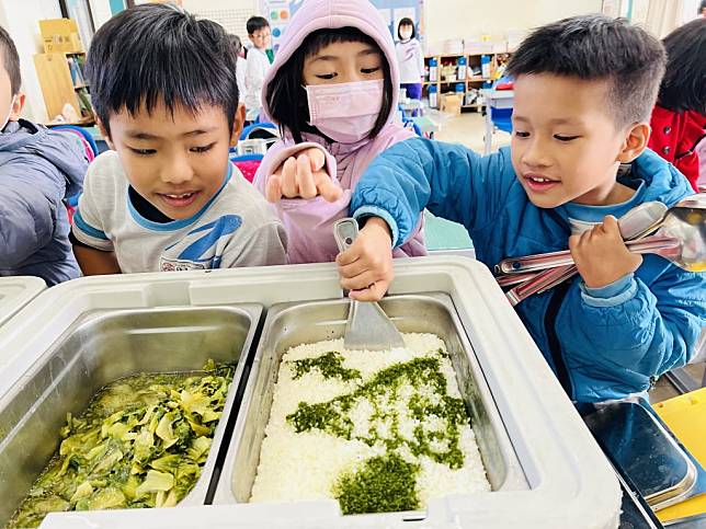 學校用餐食米採用產銷履歷驗證白米，搭配海苔製成海苔飯，小朋友吃得好開心。（福晟公司提供）