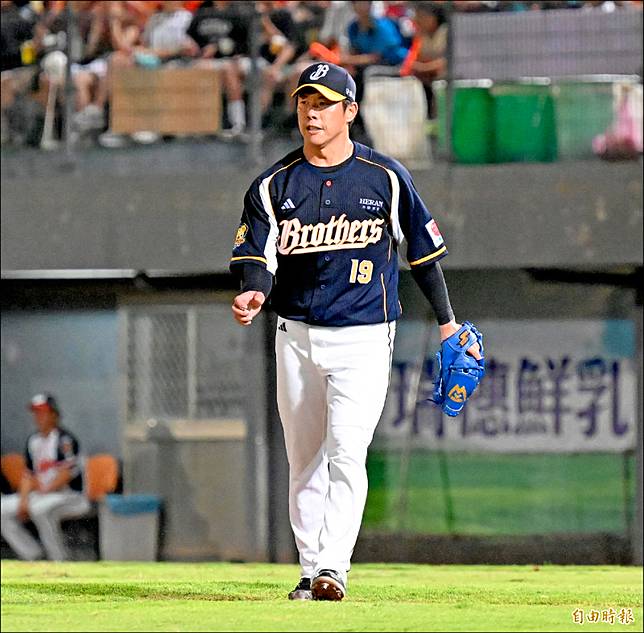 兄弟鄭凱文生涯第80勝到手。(記者李惠洲攝)