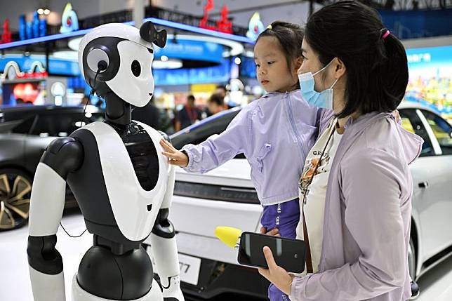 A girl interacts with an artificial intelligence (AI) robot at the fourth China International Consumer Products Expo (CICPE) in Haikou, capital city of south China's Hainan Province, April 15, 2024. (Xinhua/Guo Cheng)