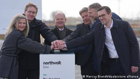 新電池廠的動工儀式也有德國總理（圖中）和經濟部長（右三）出席