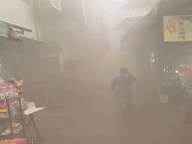 鹿港老街才剛開幕半個多月的美食店今天驚傳火災，火勢相當猛烈，火勢延燒到隔壁2戶店面，老街煙霧迷漫。(民眾提供)