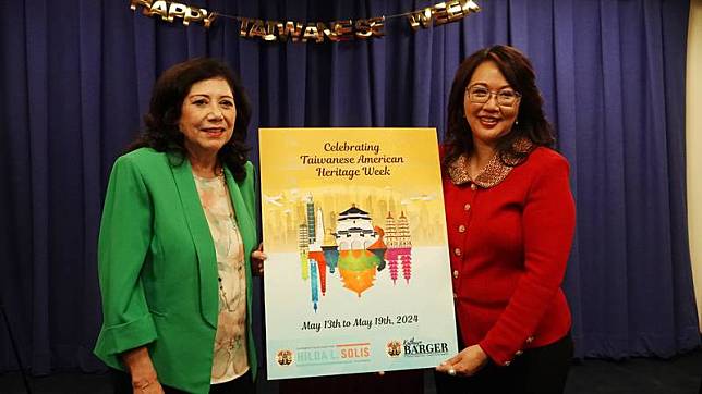 洛杉磯郡長索里士（Hilda Solis）（左）提案，洛杉磯 郡7日通過慶祝台灣文化傳統週，索里士說，這是洛 杉磯郡首次承認台灣人社群。 中央社記者林宏翰洛杉磯攝 113年5月8日