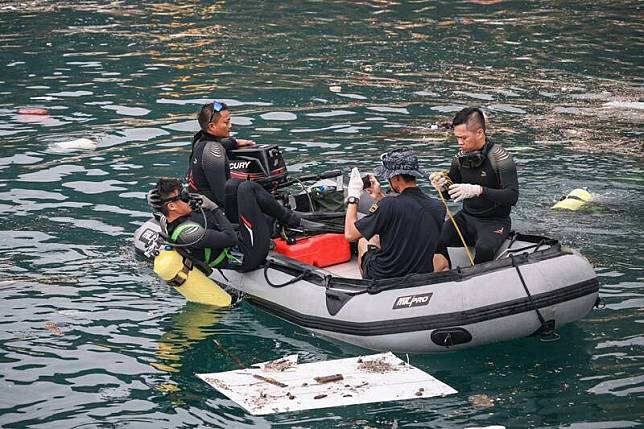 海軍水下作業大隊潛水員執行覆艇、水面障礙清除與拖帶作業。(海軍司令部提供)