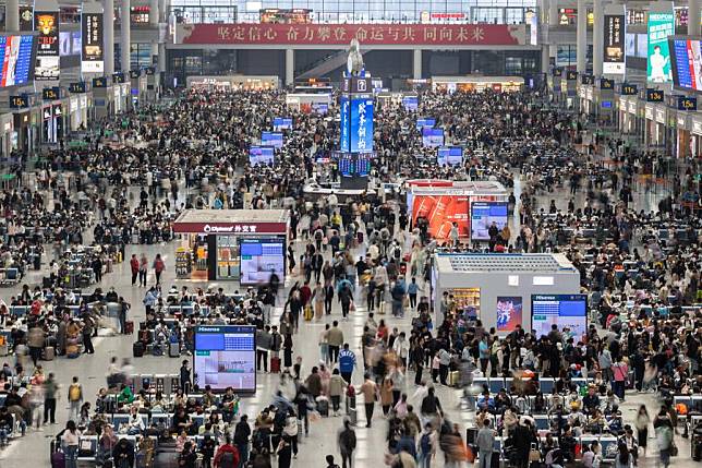 Passengers are seen at the waiting hall of Shanghai Hongqiao Railway Station in east China's Shanghai, May 1, 2024. (Xinhua/Wang Xiang)