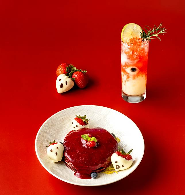 Sarabeth’s「Witch’s Secret女巫的秘密」-紅莓女巫幻境，以甜菜根呈現鮮豔搶眼紫紅色煎餅，淋上主廚特製酸甜莓果醬，營造出絕美迷濛幻境。（圖片提供/金田餐飲）