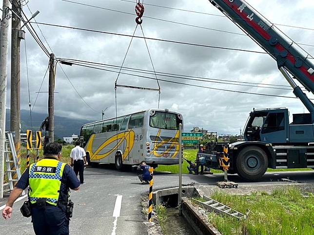 宜市遊覽車掉落稻田車上42人幸無人受傷!